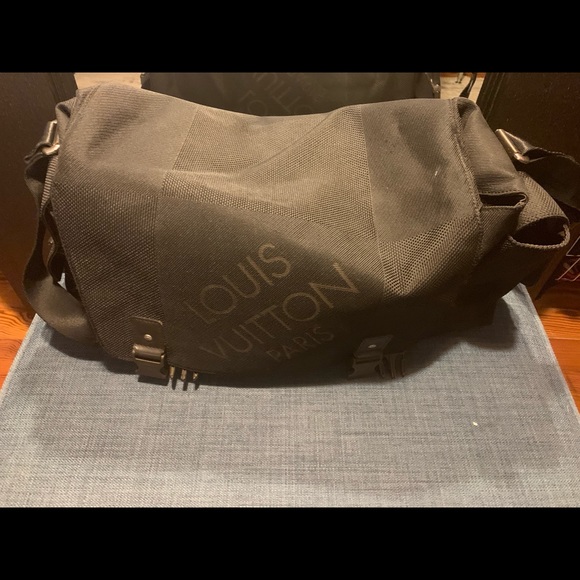 Black LV messenger bag - Picture 3 of 3